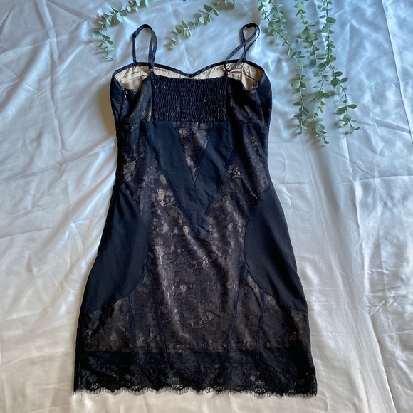 Elegant Black Lace Dress - Picture 5 of 6